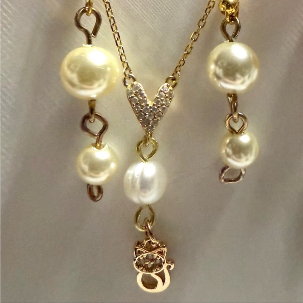 Elegant Cat Lover Gold Pearl Pendant Necklace and Earrings Set - Picture 4 of 7